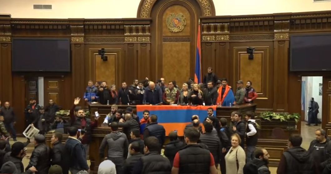 Избитый спикер, ограбленный премьер и захваченный парламент — погромы на фоне примирения в Армении, фото — Радио Свобода
