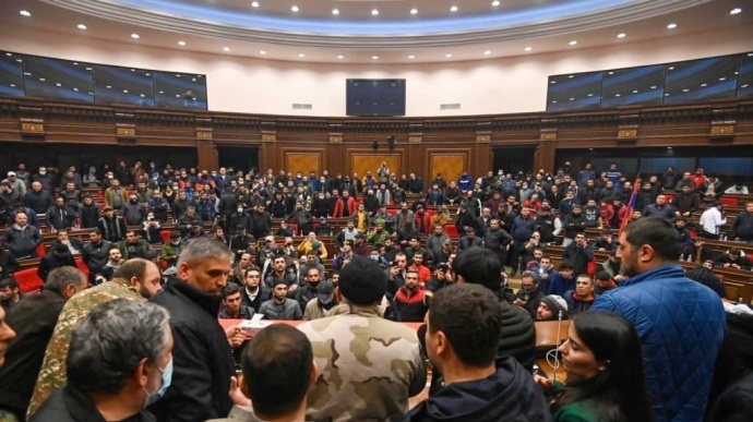 Избитый спикер, ограбленный премьер и захваченный парламент — погромы на фоне примирения в Армении, фото — Радио Свобода