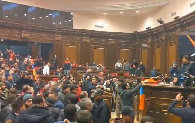 Побитий спікер, пограбований прем’єр і захоплений парламент — погроми на тлі замирення у Вірменії, фото — Радіо Свобода