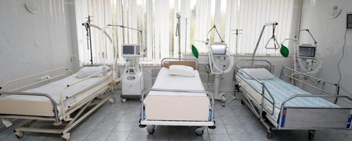 Хворі на коронавірус можуть зайняти половину усіх ліжок в лікарнях України, фото — Суспільне