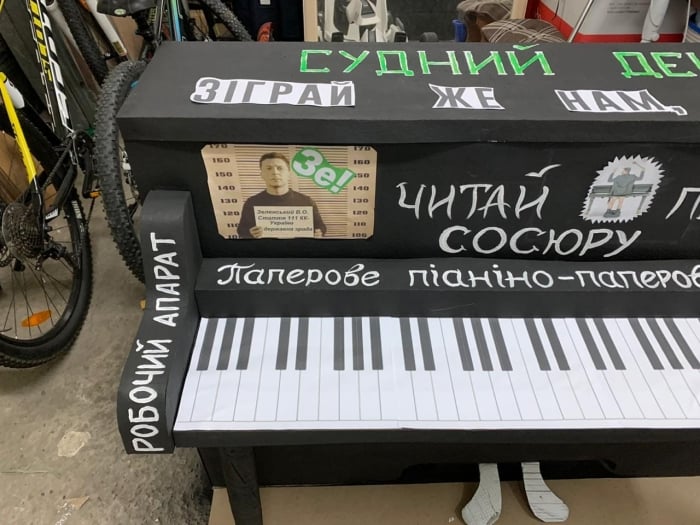 Пианино, которое привезли активисты, фото: Наталья Перцович