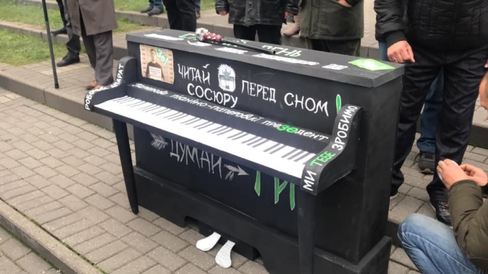 Пианино, которое привезли активисты, фото: Олег Довганик