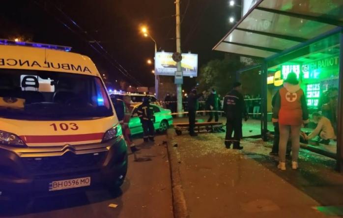 ДТП в Одессе — авто влетело в остановку, четыре пострадавших — новости Одессы