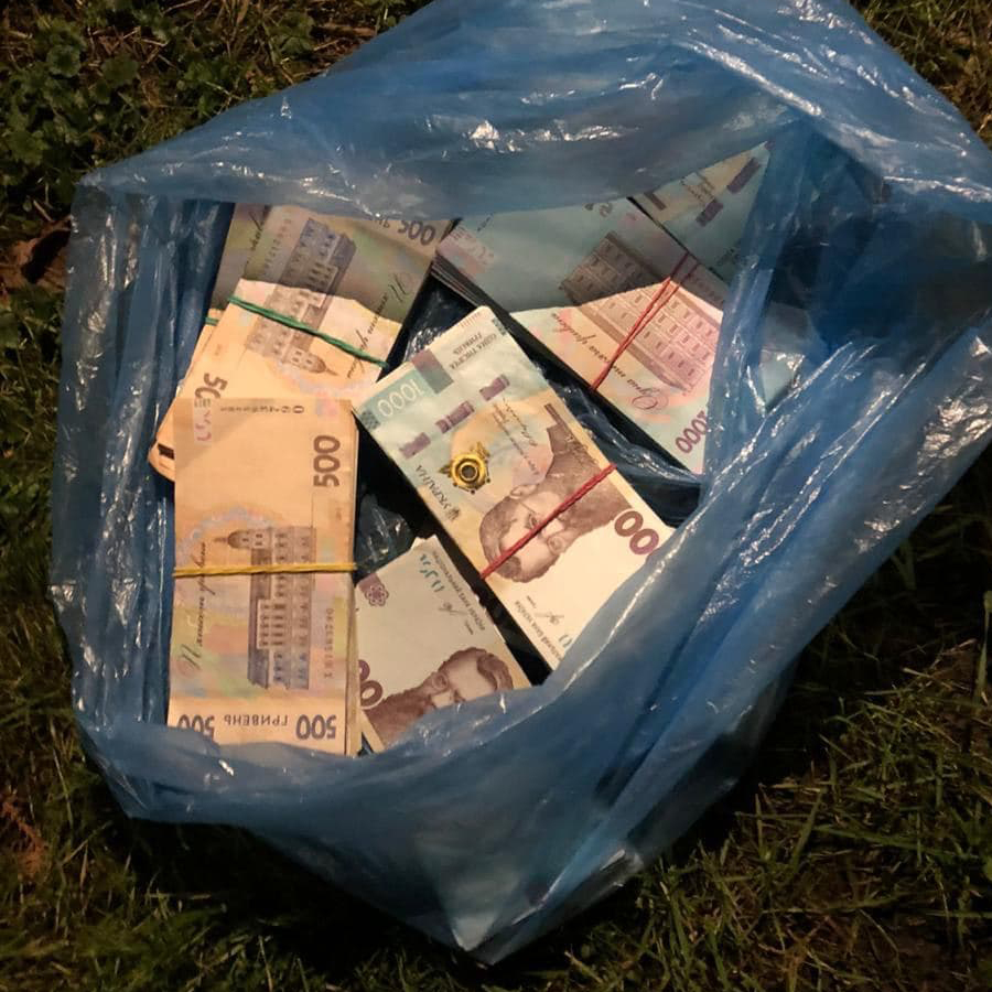 Чиновника затримали на хабарі. Фото: Офіс генпрокурора 