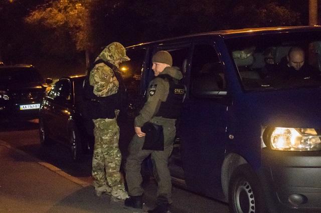 У Києві правоохоронці затримали трьох осіб, які спричинили стрілянину у Святошинському району, фото — НПУ