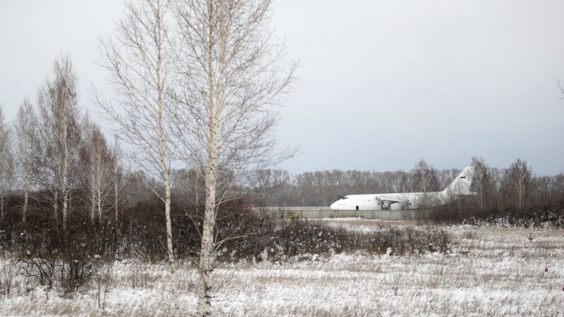 Літак «Руслан» аварійно сів в російському Новосибірську. Фото: ТАСС