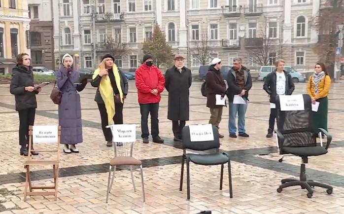 Акцію “Порожні стільці” на підтримку бранців Кремля організували відомі українці — новини Києва