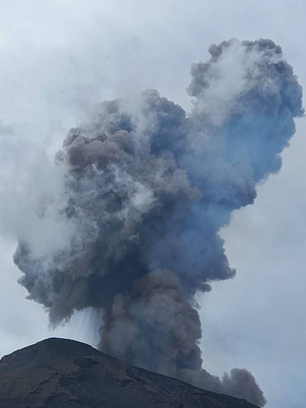 Вулкан прокинувся в Італії — потужний вибух і зсуви супроводжували виверження 