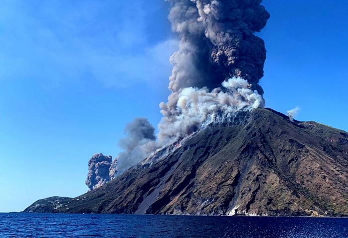 Вулкан прокинувся в Італії — потужний вибух і зсуви супроводжували виверження