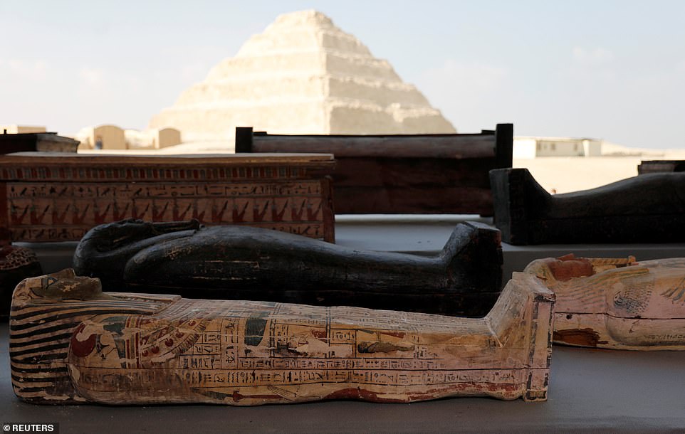 Унікальні саркофаги віком 2,5 тис. років показали археологи в Єгипті. Фото: Reuters