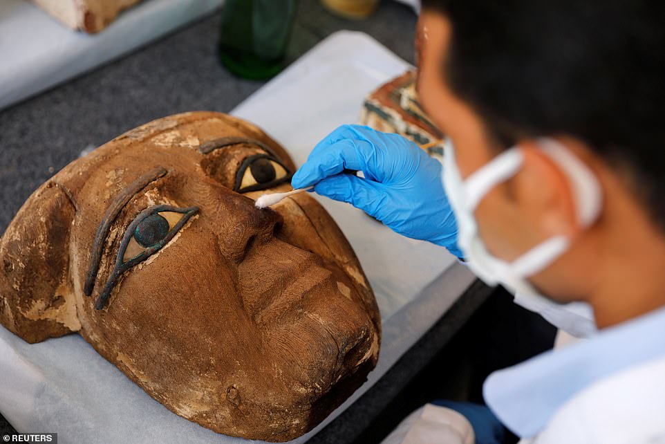 Унікальні саркофаги віком 2,5 тис. років показали археологи в Єгипті. Фото: Reuters