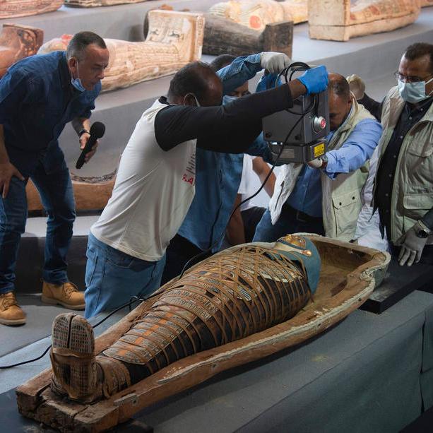 Унікальні саркофаги віком 2,5 тис. років показали археологи в Єгипті. Фото: EPA-EFE