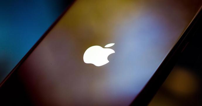 Гибкие iPhone тестирует компания Apple. Фото: pravda.com