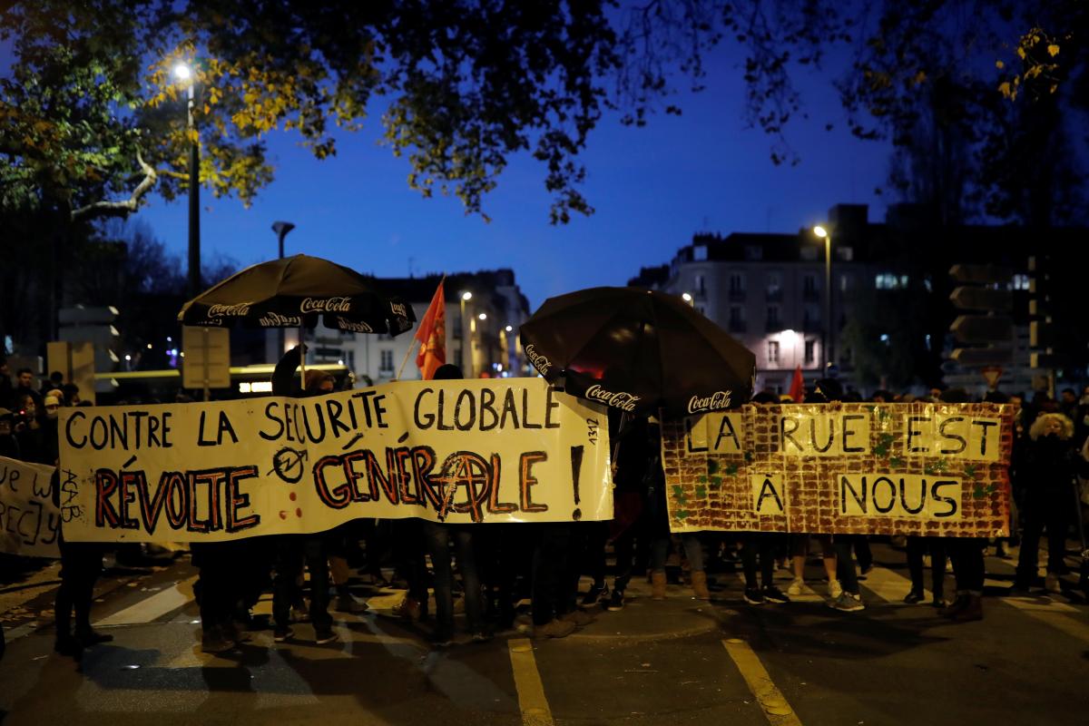 Французи проти заборони поширення фото з поліцією. Фото: Reuters