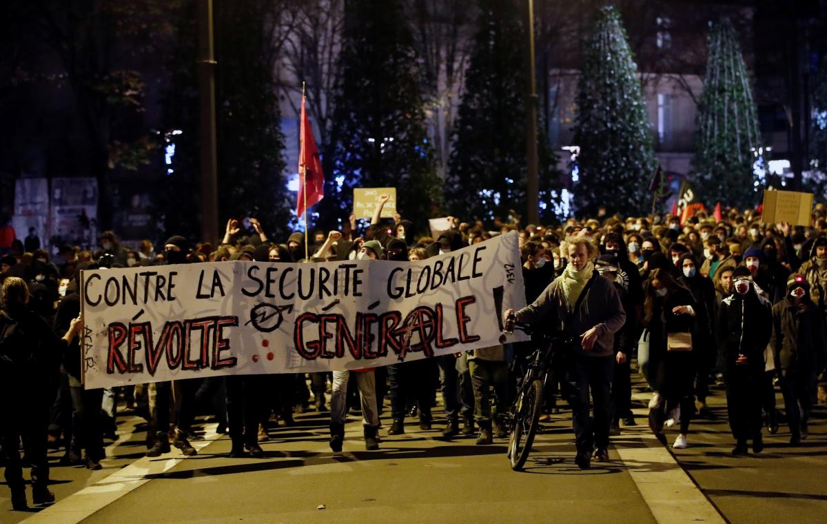 Французы против запрета распространения фото с полицией. Фото: Reuters