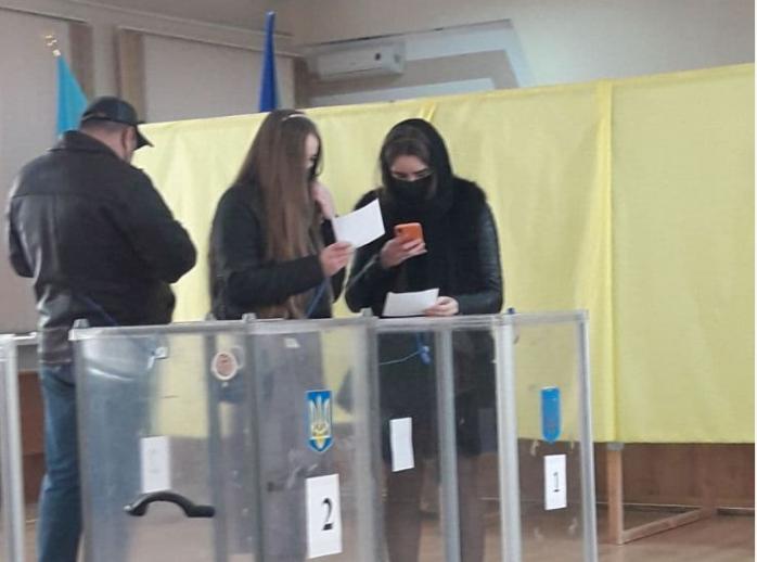 Выборы мэра в Ровно состоялись на фоне «фотосессий» с бюллетенями (ВИДЕО)