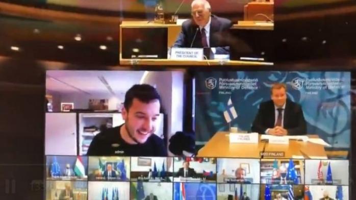 Журналист случайно попал на секретное совещание министров обороны ЕС — видео курьеза