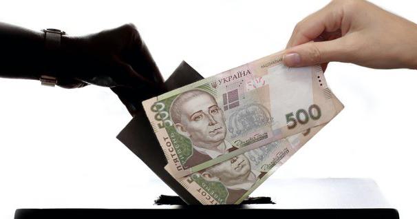 В Черновцах перед вторым туром выборов горожанам раздадут по 1 тыс грн. Фото: Суспільне