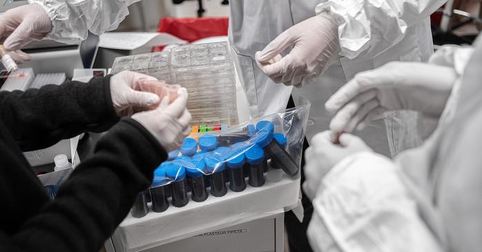 Лекарства от коронавируса начнут тестировать в Украине. Фото: РБК