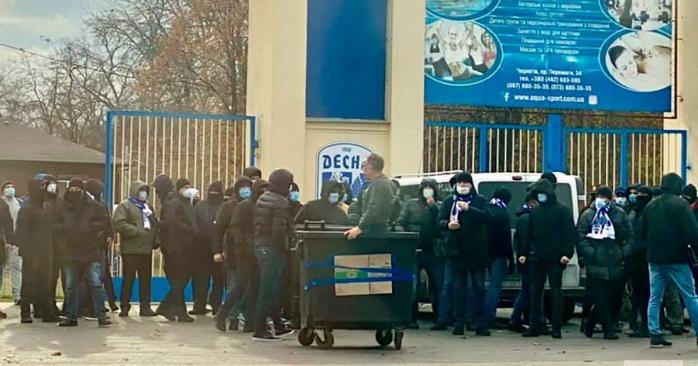 Футбольні фанати закинули у сміттєвий бак директора стадіону у Чернігові. Фото: Скріншот із відео