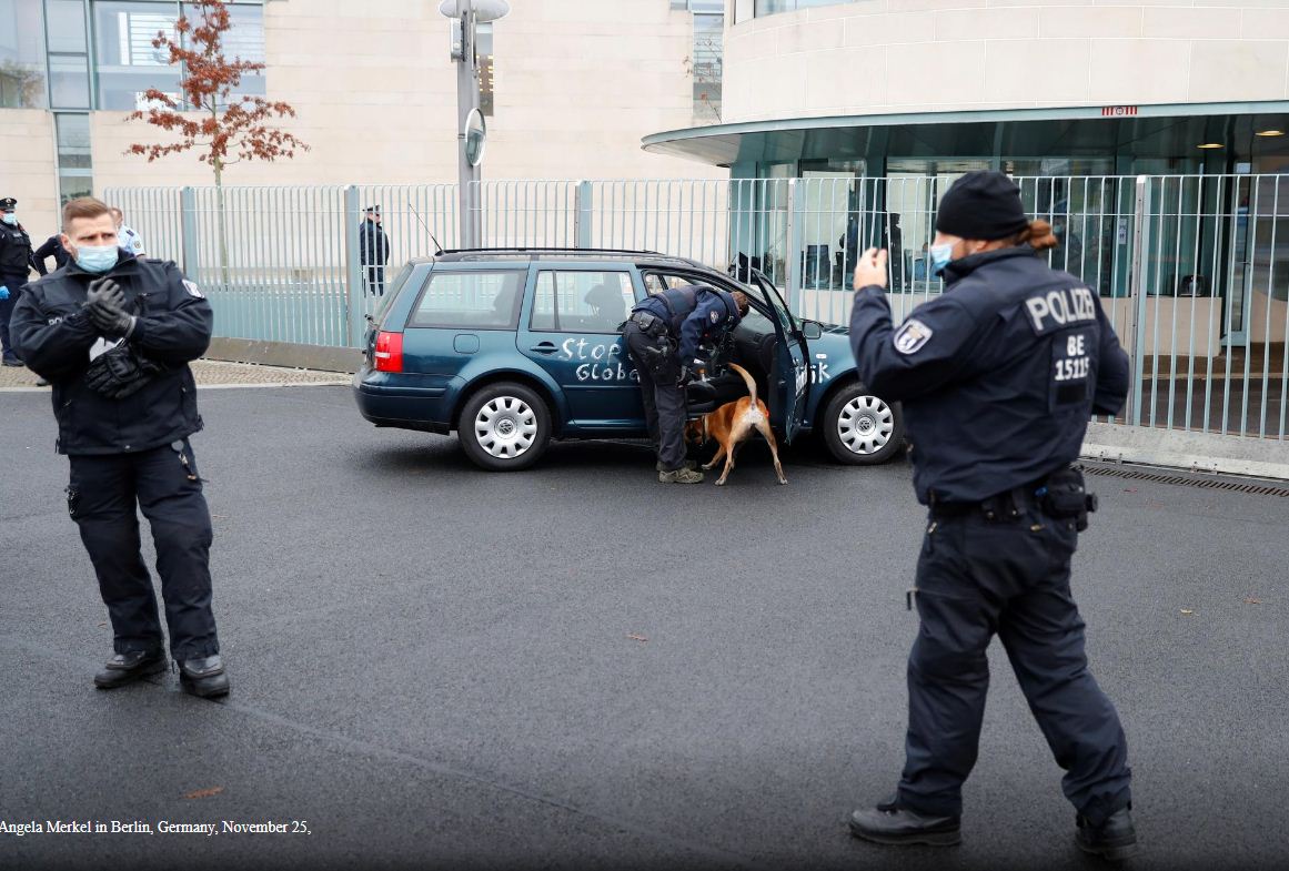 Резиденцию Меркель протаранил расписанный антиглобалистами автомобиль, фото — Reuters