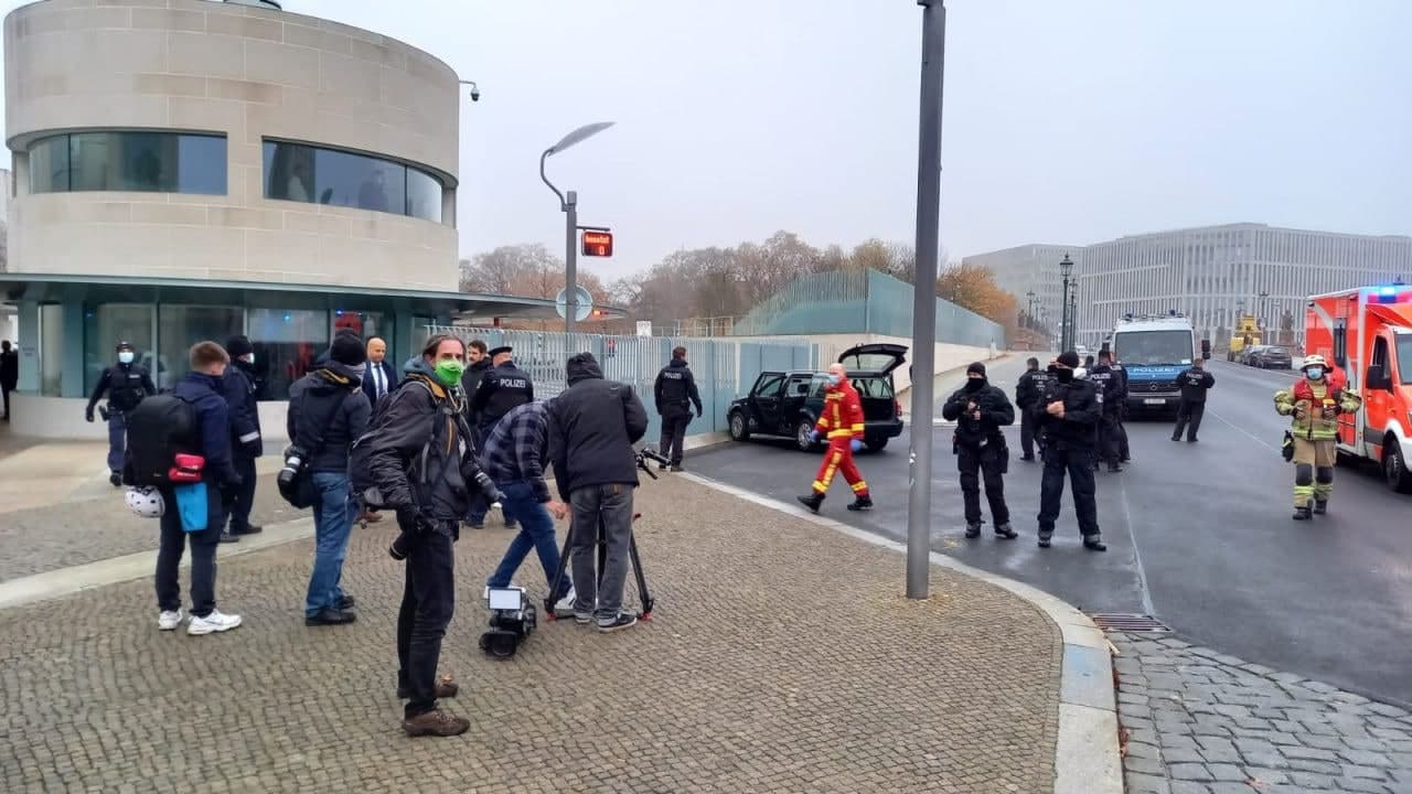 Розписане антиглобалістами авто протаранило резиденцію Меркель, фото — Reuters