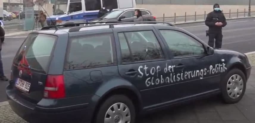Резиденцию Меркель протаранил расписанный антиглобалистами автомобиль, фото — Reuters
