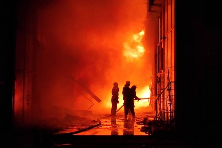 Пожежа на ринку. Фото: прес-служба ДСНС