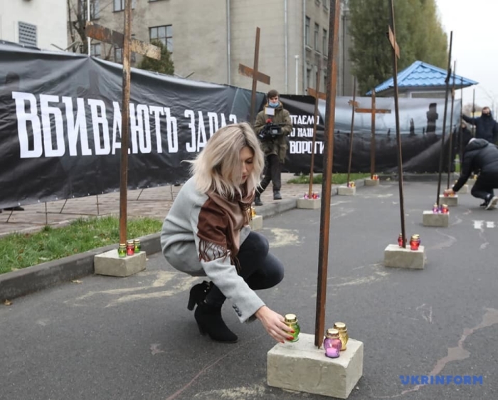 Під час акції біля посольства РФ у Києві, фото: «Укрінформ»