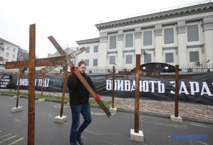 Во время акции у посольства РФ в Киеве, фото: «Укринформ»