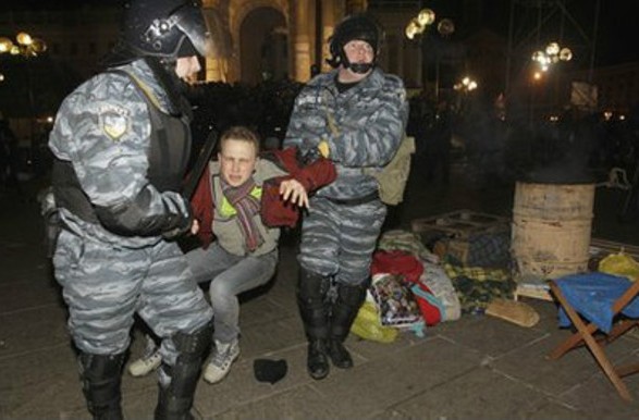 «Беркутом» по студентах — сьогодні річниця розгону Майдану, який розпалив Революцію гідності