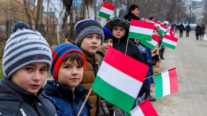 Гимн Венгрии спели во время присяги депутаты на Закарпатье, фото — politarena.com.ua 