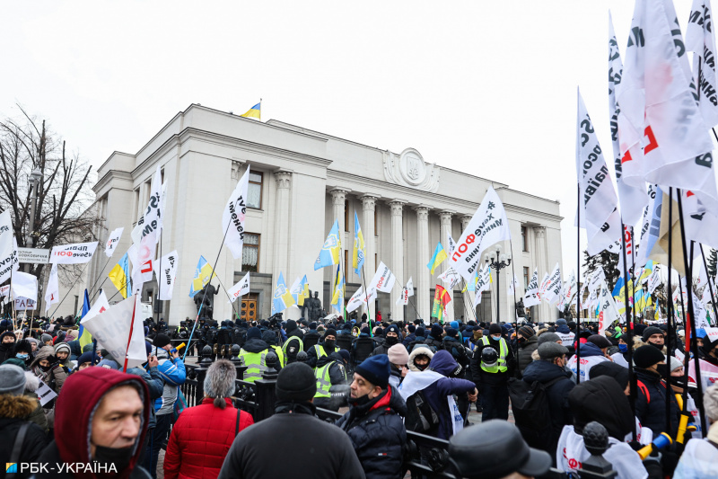 Протест підприємців розпочався під будівлею Ради. Фото: РБК-Україна