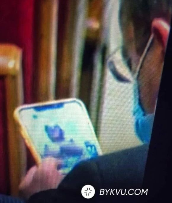 Голі груди розглядав у смартфоні «слуга» Петруняк на засіданні Ради, фото — Букви