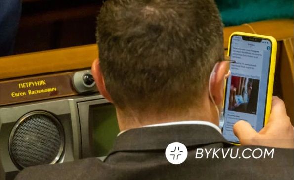 Голі груди розглядав у смартфоні «слуга» Петруняк на засіданні Ради, фото — Букви