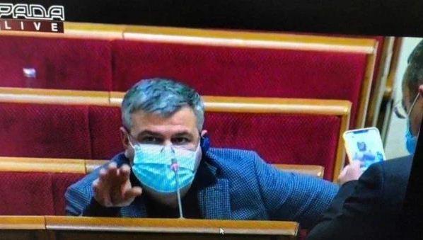Голі груди розглядав у смартфоні «слуга» Петруняк на засіданні Ради, скірншот відео