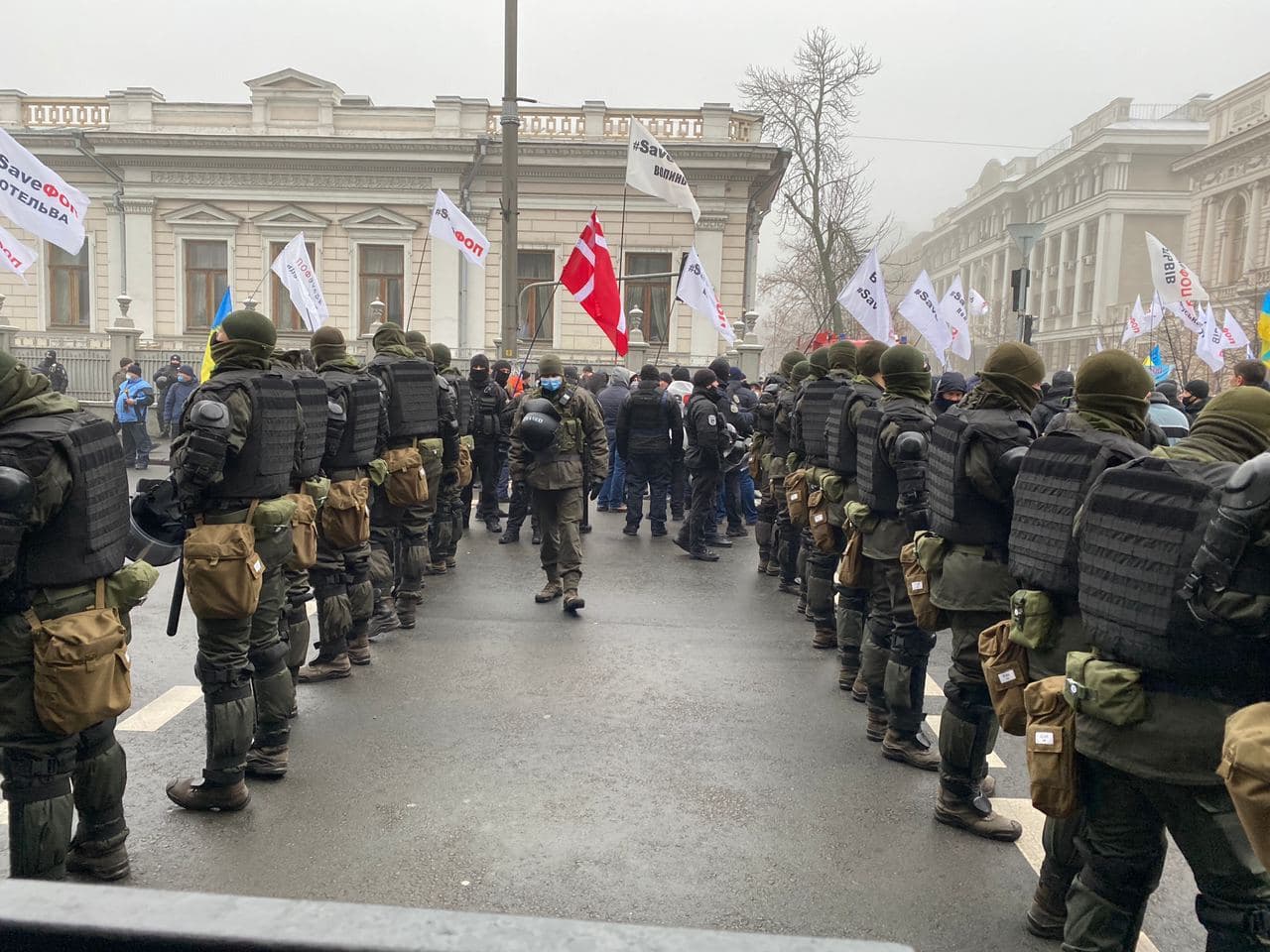 Протестувальники перекрили вулиці біля Верховної Ради