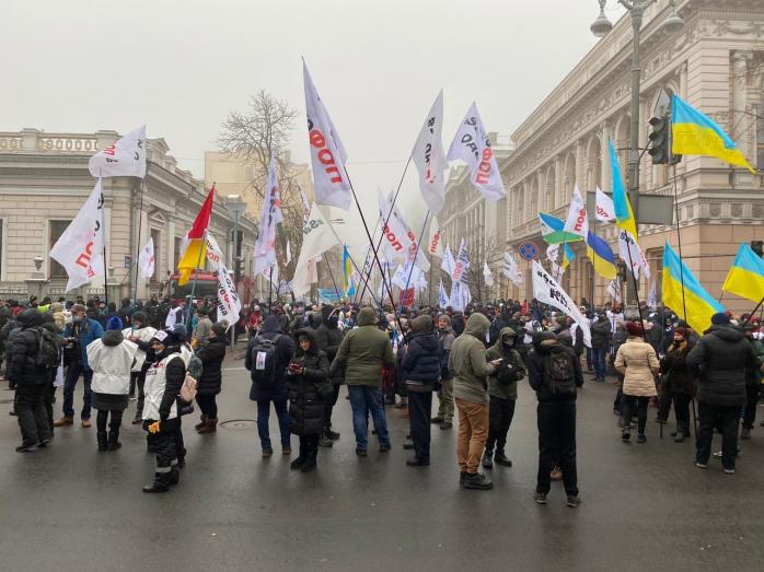 Протестувальники перекрили вулиці біля Верховної Ради