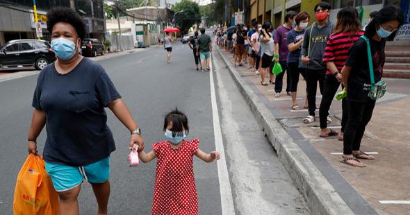 Соблюдение социальной дистанции полиция Филиппин будет контролировать палками. Фото: rbk.ru