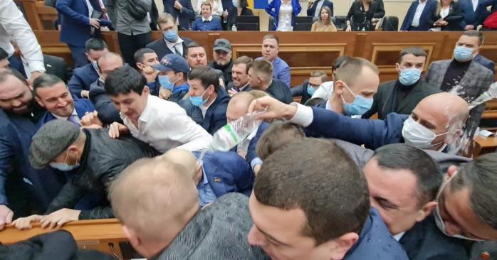 Бійка депутатів на сесії облради. Фото: dumskaya.net