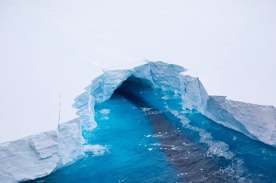 Фото дрейфуючого гігантського айсберга. Фото: BFSAI