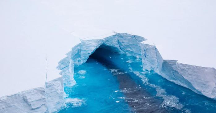 Фото дрейфуючого гігантського айсберга. Фото: BFSAI
