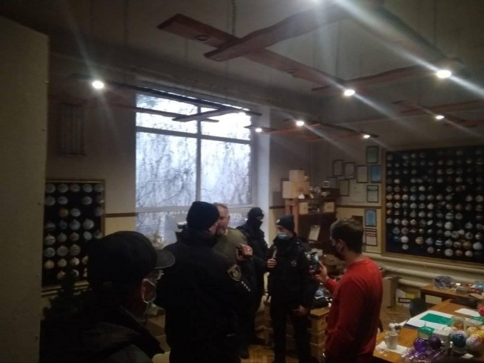 Во время обыска на Клавдиевской фабрике елочных украшений, фото: Владимир Коротя