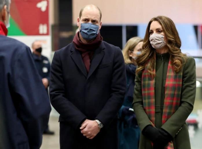 Принц Уильям и Кейт Миддлтон отправились в рождественский "коронавирусный тур"