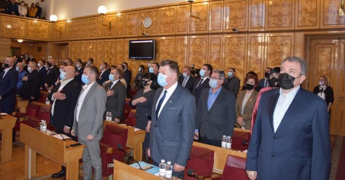Партия венгров устроила демарш на сессии Закарпатского облсовета. Фото: pmg.ua
