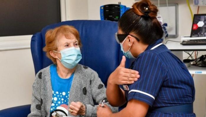 90-летняя британка первой в мире получила прививку от COVID-19. Фото: PA MEDIA