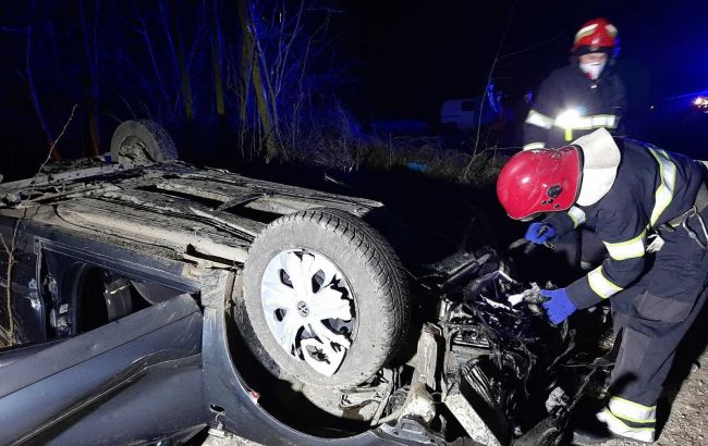 Смертельна ДТП на Хмельниччині — у перекинутому Volkswagen загинули три людини, фото — ДСНС