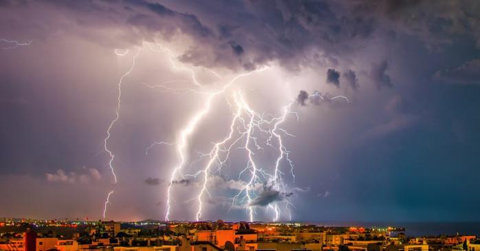 В Австралии 15 человек пострадали в результате удара молнии