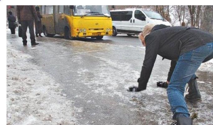 Льодяний колапс скував дороги і тротуари у Києві, фото — 24 канал