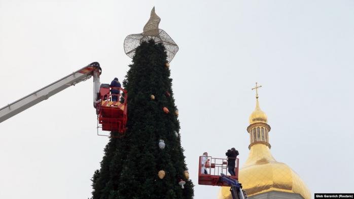 Шляпа на елке в Киеве. Фото: Глеб Гаранич